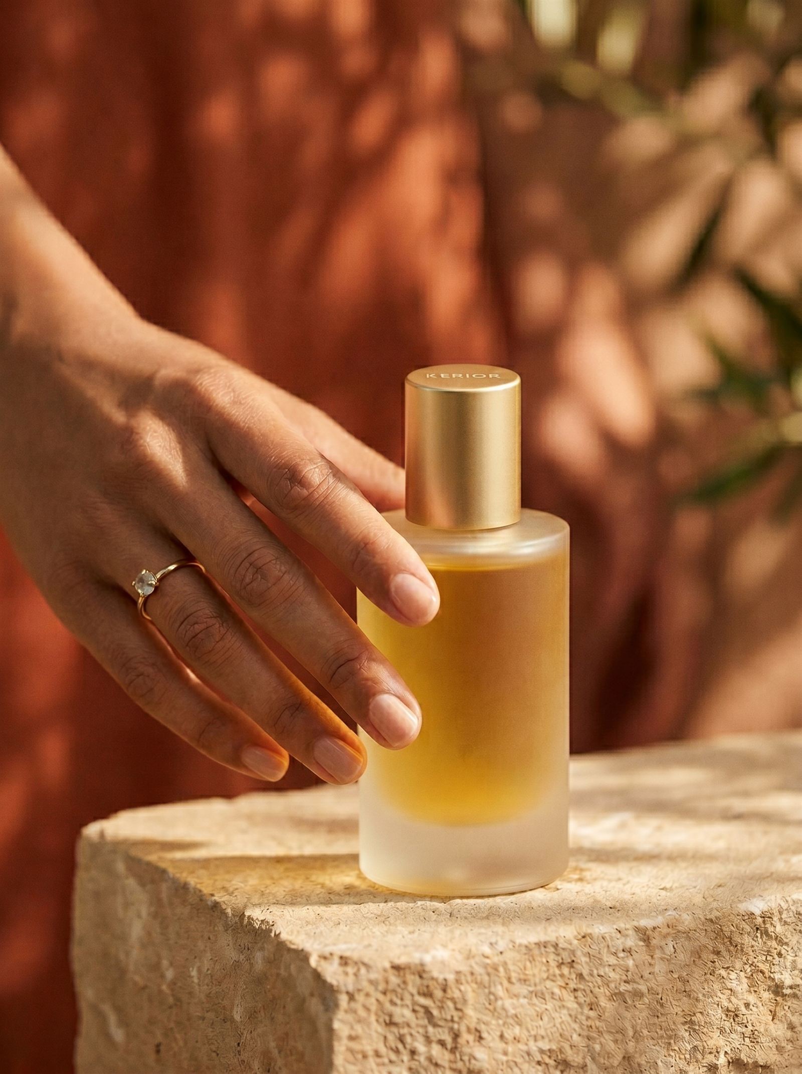 Flacon de soin Secret d'Orient dans une lumière dorée